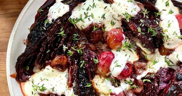 Grilled red cabbage with Gorgonzola and grapes