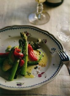 Grilled red peppers, asparagus & avocado - a simple salad