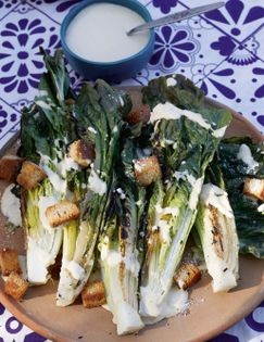 Grilled Romaine ensalada Caesar con miso
