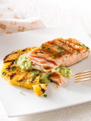 Grilled salmon and pineapple with avocado dressing