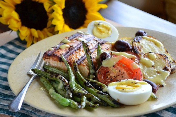 Grilled salmon Niçoise