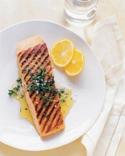 Grilled salmon with thyme and parsley sauce (Salmone alla griglia con salsa al timo)