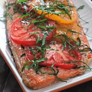 Grilled salmon with tomatoes & basil