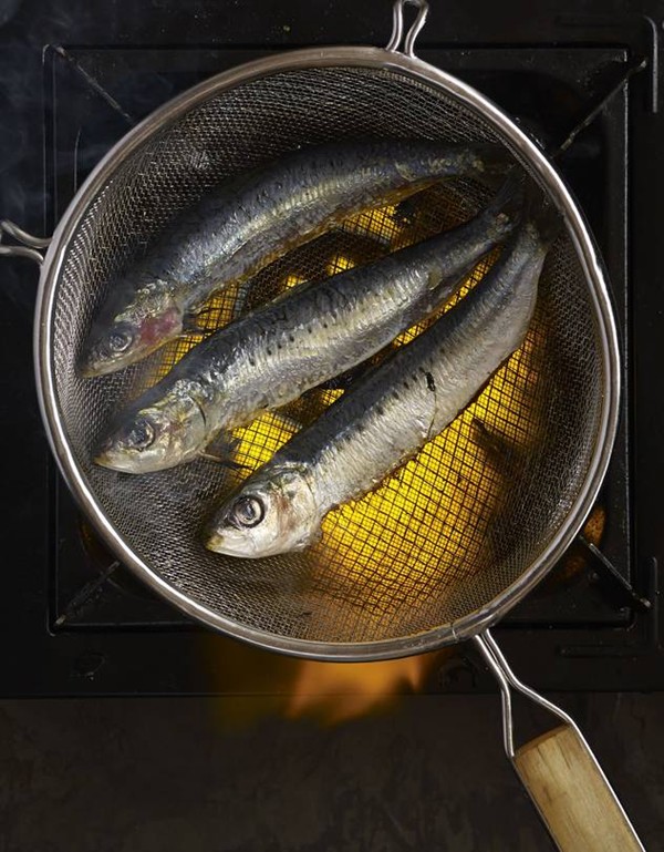 Grilled sardines, Basque port style (Sardinas Santurzi)
