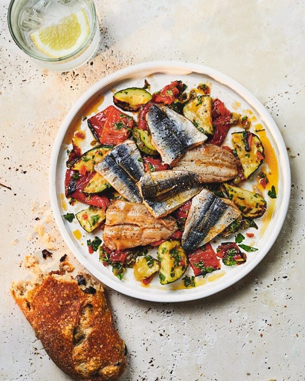 Grilled sardines with courgettes and peppers