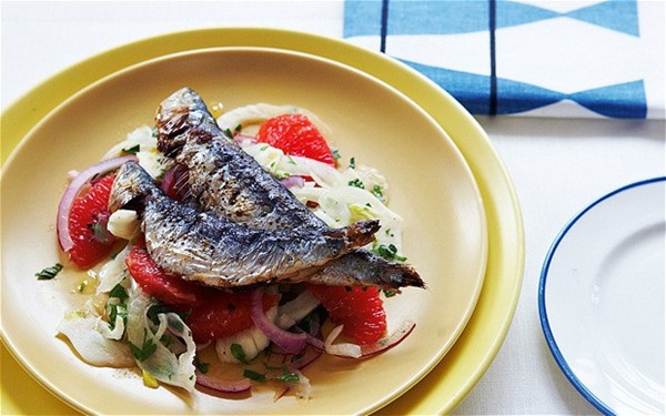 Grilled sardines with fennel, onion and citrus salad