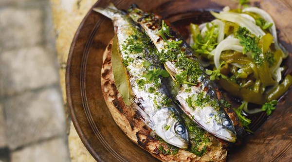 Grilled sardines with green peppers (Sardinhas assadas com salada de pimentos)