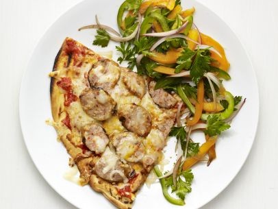 Grilled sausage pizza with bell pepper salad