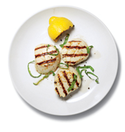 Grilled scallops with olive oil and lemon