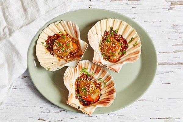  Grilled scallops with oyster sauce and sesame