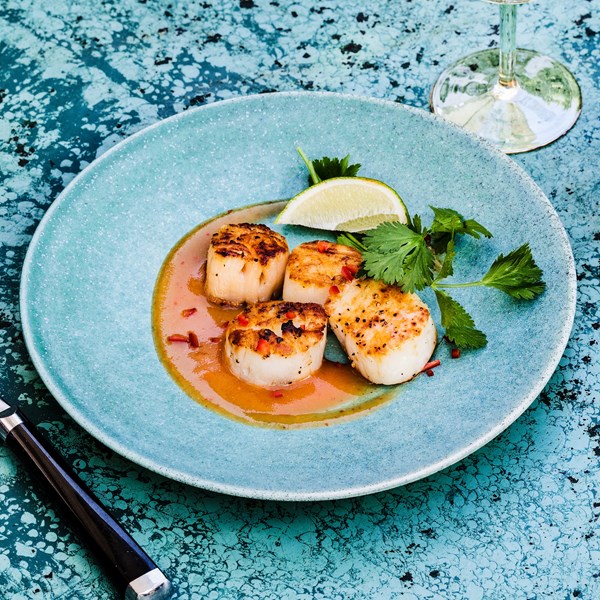 Grilled scallops with peach sweet chili sauce
