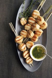 Grilled sea scallops with a parsley-thyme sauce