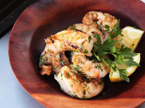 Grilled shrimp with garlic and lemon