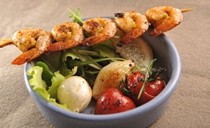 Grilled shrimp with pepper confetti (Brochetas de gamba con vinagreta)