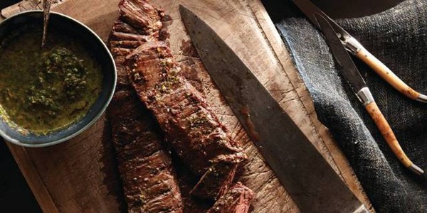 Grilled skirt steak with Argentinean chimichurri (Entraña con chimichurri Argentino)