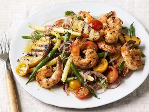 Grilled spice-rubbed shrimp "Niçoise" salad