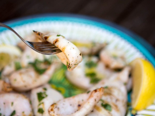 Grilled squid with olive oil and lemon