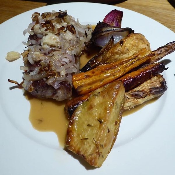 Grilled steak with beef marrow (L'entrecôte à la Bordelaise)