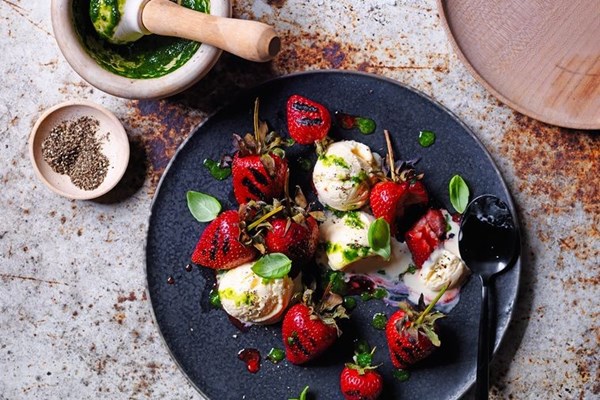 Grilled strawberries & cream with pepper and basil