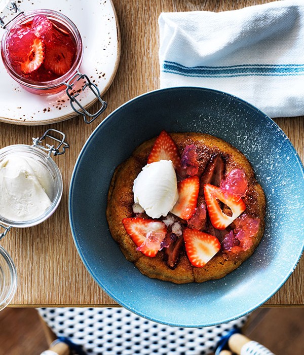 Grilled strawberry cake with white chocolate and rosé