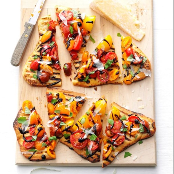 Grilled tomato pizzas