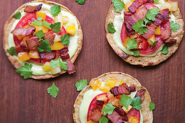 Grilled tostadas with bacon, avocado mayo and heirloom tomatoes (Tostadas asadas a la parilla con tocino, mayonesa de aguacate y tomates "heirloom")
