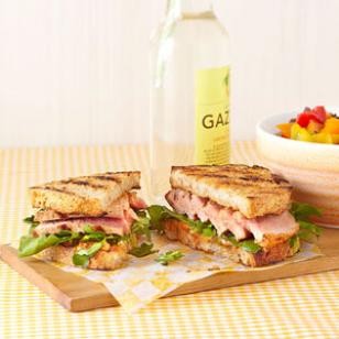 Grilled tuna sandwich with lemon-chili mayo