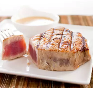 Grilled tuna steaks with vinaigrette