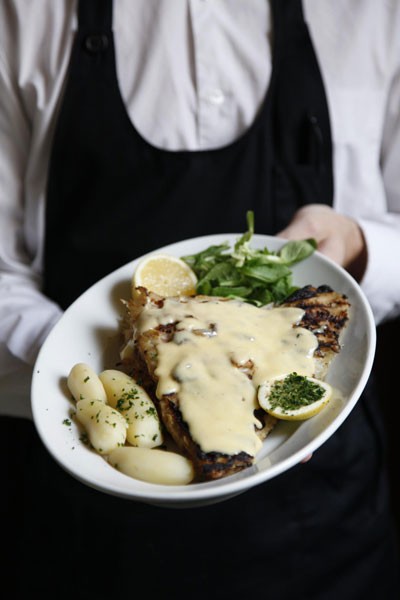 Grilled turbot with white wine and butter sauce (Turbot aux beurre blanc)