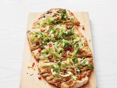 Grilled white pizza with fennel salad