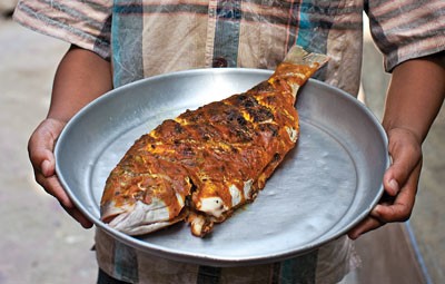 Grilled whole fish with tamarind (Samaki wa kupaka)
