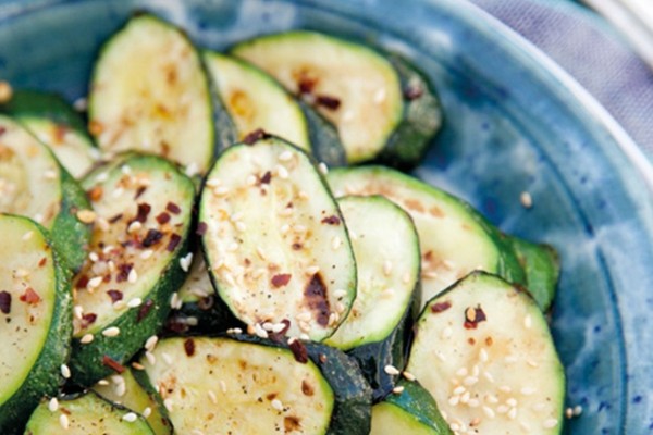 Grilled zucchini with sesame and chilli