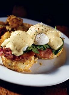 Grits cakes Benedict