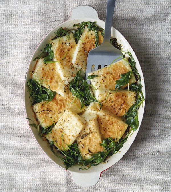 Grits gratin with arugula and garlic