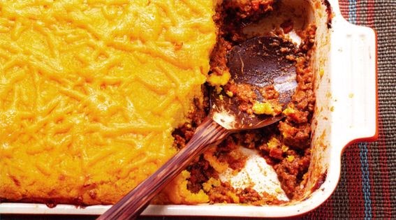 Ground meat and creamy corn pie (Torta de carne e pamonha)
