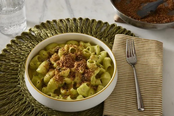 Grown-up mac & cheese with peas