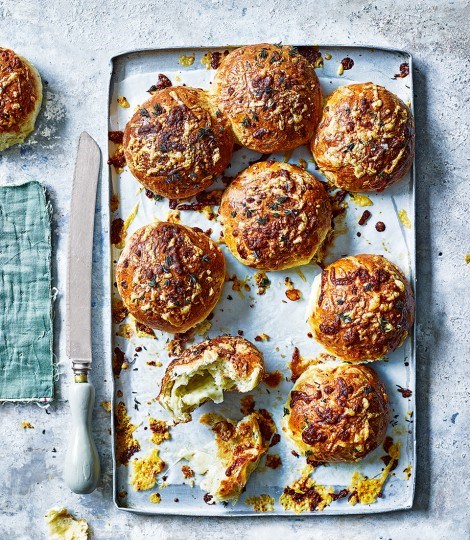Gruyère, mozzarella and thyme brioche buns