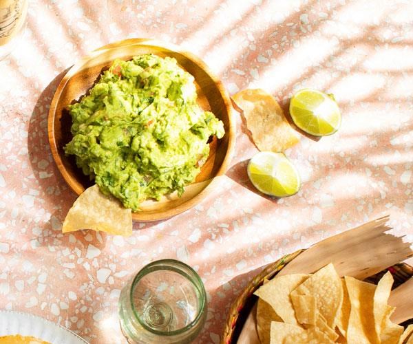 Guacamole and totopos