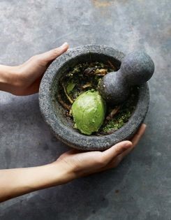 Guacamole tatemado en molcajete