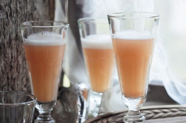 Guava & peach sparkling cocktail