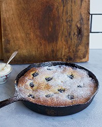 Guest-at-the-doorstep apple-berry charlotte