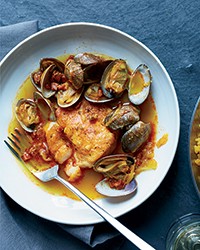 Hake, clams and chorizo in broth with paella rice