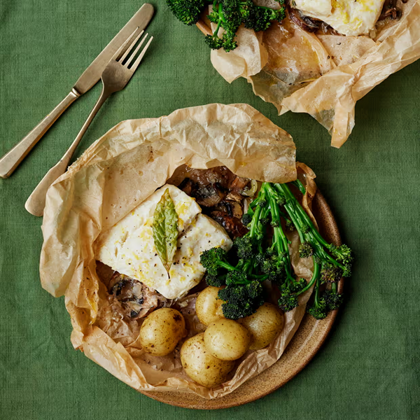 Halibut en papillote with mushrooms, shallots, bay leaves and butter