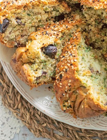 Halloumi and black olive cake (Hellimi zeytinli kek)