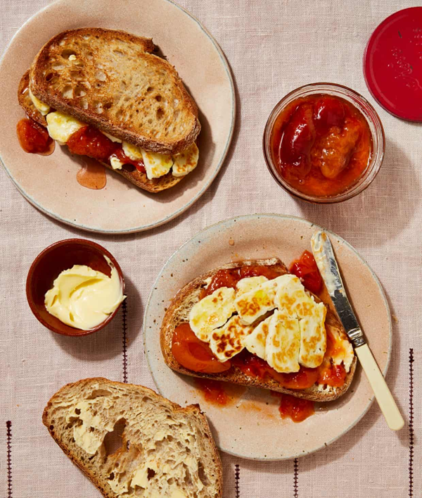 Halloumi sandwich with apricot jam
