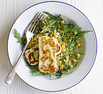 Halloumi with bulghar, chickpea and rocket salad