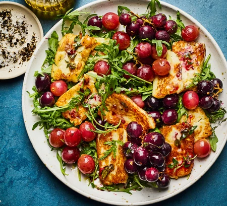 Halloumi with honey, roasted grapes and thyme
