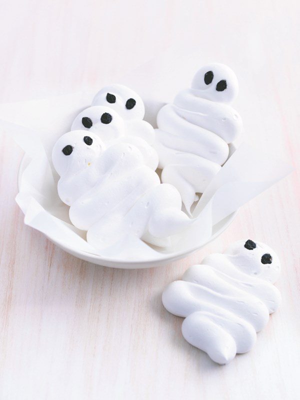 Halloween ghost meringues