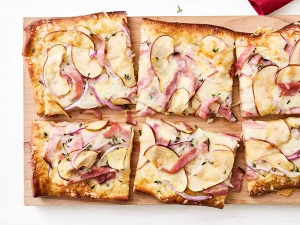 Ham and apple pizza