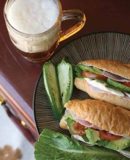 Ham and avocado torta (Torta de jamón y aguacate)